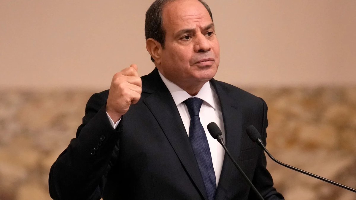 Hereisthetrend's tweet photo. السيسي للشعب المصري:

أطمئنوا مصر لا يستطيع أحد أن يقترب منها. https://t.co/KcKLQHJzxQ