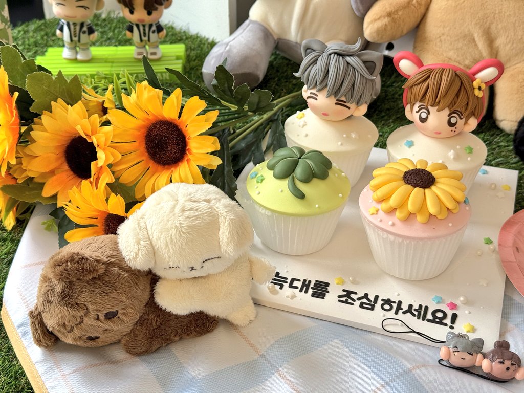HYEONdan_JD's tweet photo. 2026 젠동 카페에 와주신 분들 정말 감사합니다🥰
총출동했던 젠동 소장품들로 꾸민 공간을 좋아해주셔서 다행이었어요🐶🐻
소중한 2일간의 추억은 쿠키들, 종이컵들과 함께 잘 간직하겠습니다🤣
남은 클립펜은 온라인 젠동고사 이벤트로 찾아올게요❤️
#봄날의_늑대를_조심하세요
#Wolf_of_Spring_Day https://t.co/jQWAOMrDIN