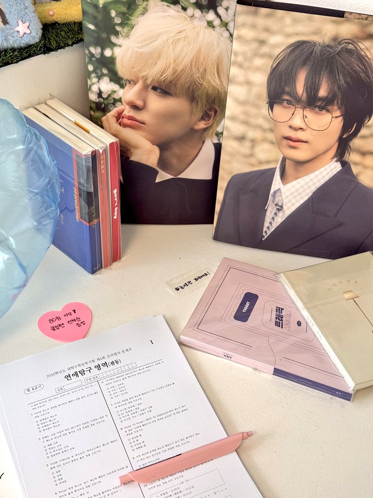 HYEONdan_JD's tweet photo. 2026 젠동 카페에 와주신 분들 정말 감사합니다🥰
총출동했던 젠동 소장품들로 꾸민 공간을 좋아해주셔서 다행이었어요🐶🐻
소중한 2일간의 추억은 쿠키들, 종이컵들과 함께 잘 간직하겠습니다🤣
남은 클립펜은 온라인 젠동고사 이벤트로 찾아올게요❤️
#봄날의_늑대를_조심하세요
#Wolf_of_Spring_Day https://t.co/jQWAOMrDIN