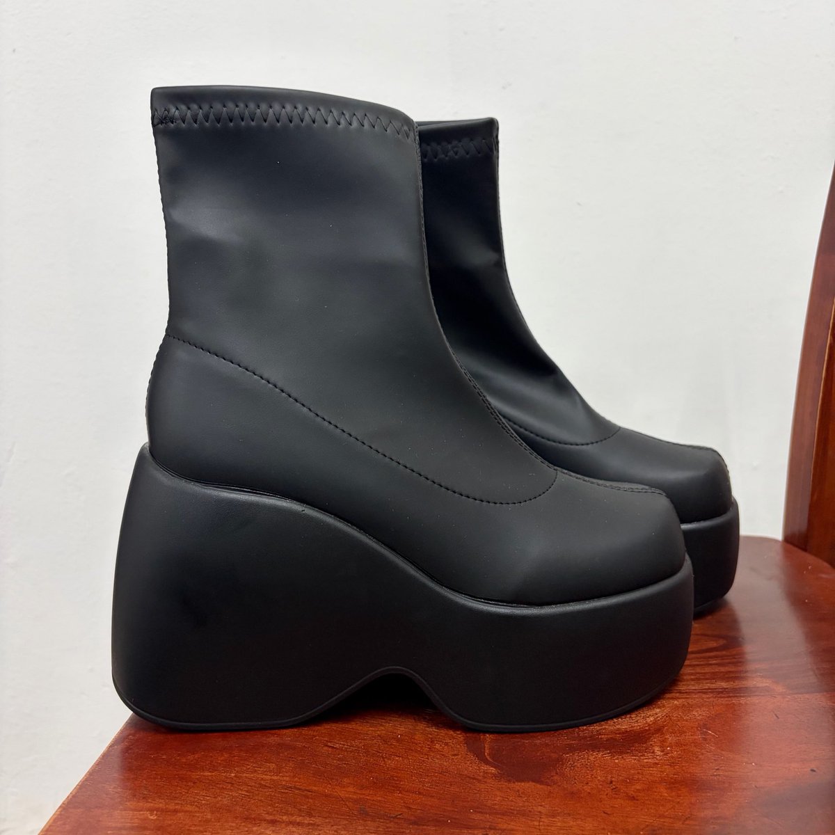leannaae_'s tweet photo. [ WTR ] Open for rent

Anyone want to rent this platform boot for concert ?

👢black color
👢size 40 (feet length 23-25cm)
👢increase your height by 10cm+

👢very stable, comfortable and lightweight
(you can jump n even run, i swear)

💵 RM 29 /concert https://t.co/EtzrvDoa1r