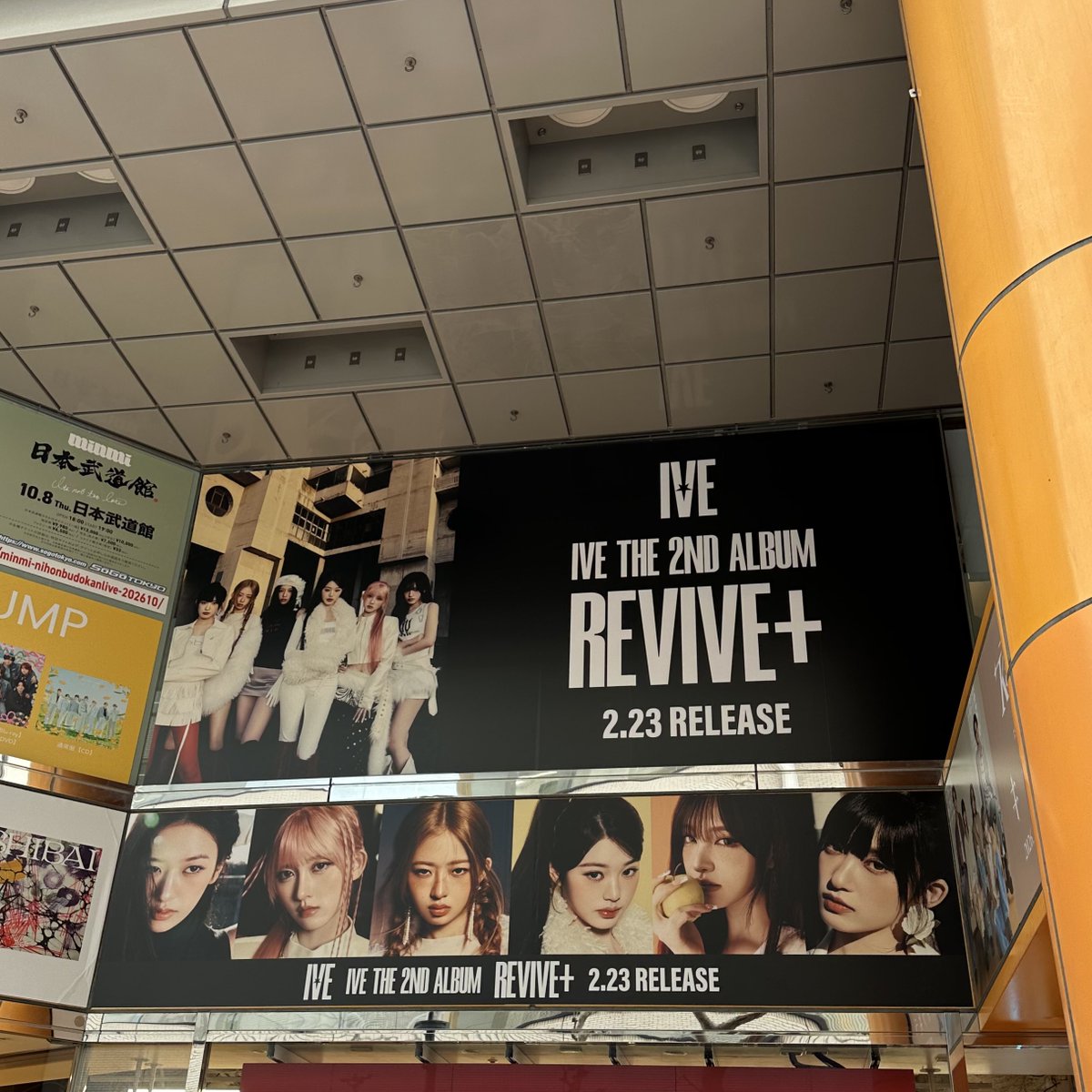 leeseo_question's tweet photo. 東京来たから渋谷のタワレコ寄った⭐️
女神のIVEちゃん沢山飾られてて目の保養だったよ👼🏻🍀 https://t.co/TM2N1WFMDl
