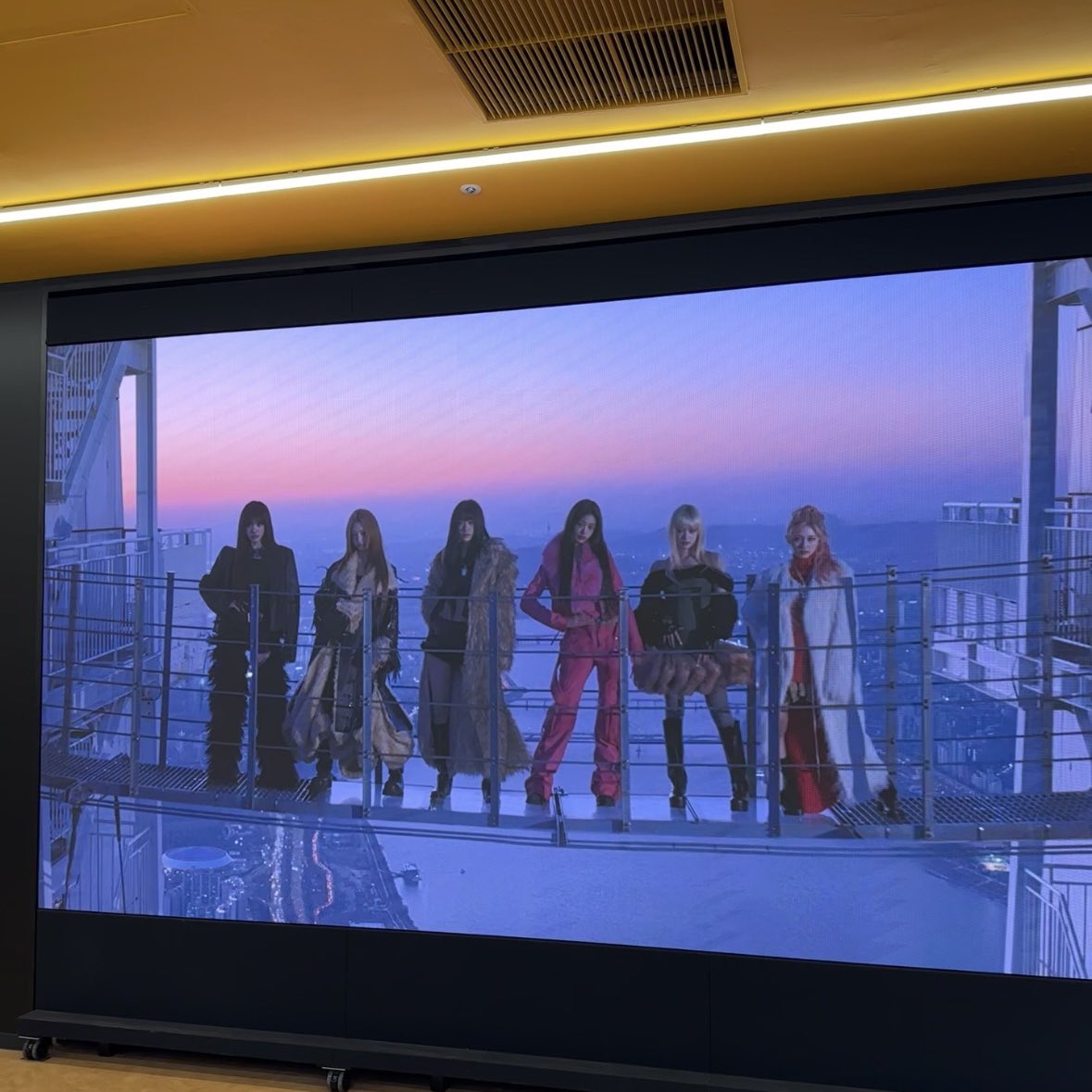 leeseo_question's tweet photo. 東京来たから渋谷のタワレコ寄った⭐️
女神のIVEちゃん沢山飾られてて目の保養だったよ👼🏻🍀 https://t.co/TM2N1WFMDl