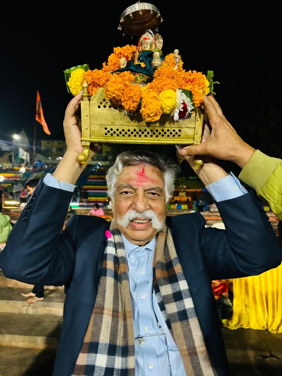 उधर एक अवाज निकलती है और लाखों सिर सजदे मे झुक जाते है,,,
 इधर मैं  " जय श्री राम " लिखता हुं, कुछ हिंदू पोस्ट पढ़कर साइड से निकल जाते है,,,

जय श्री राम...।।।🚩🙏