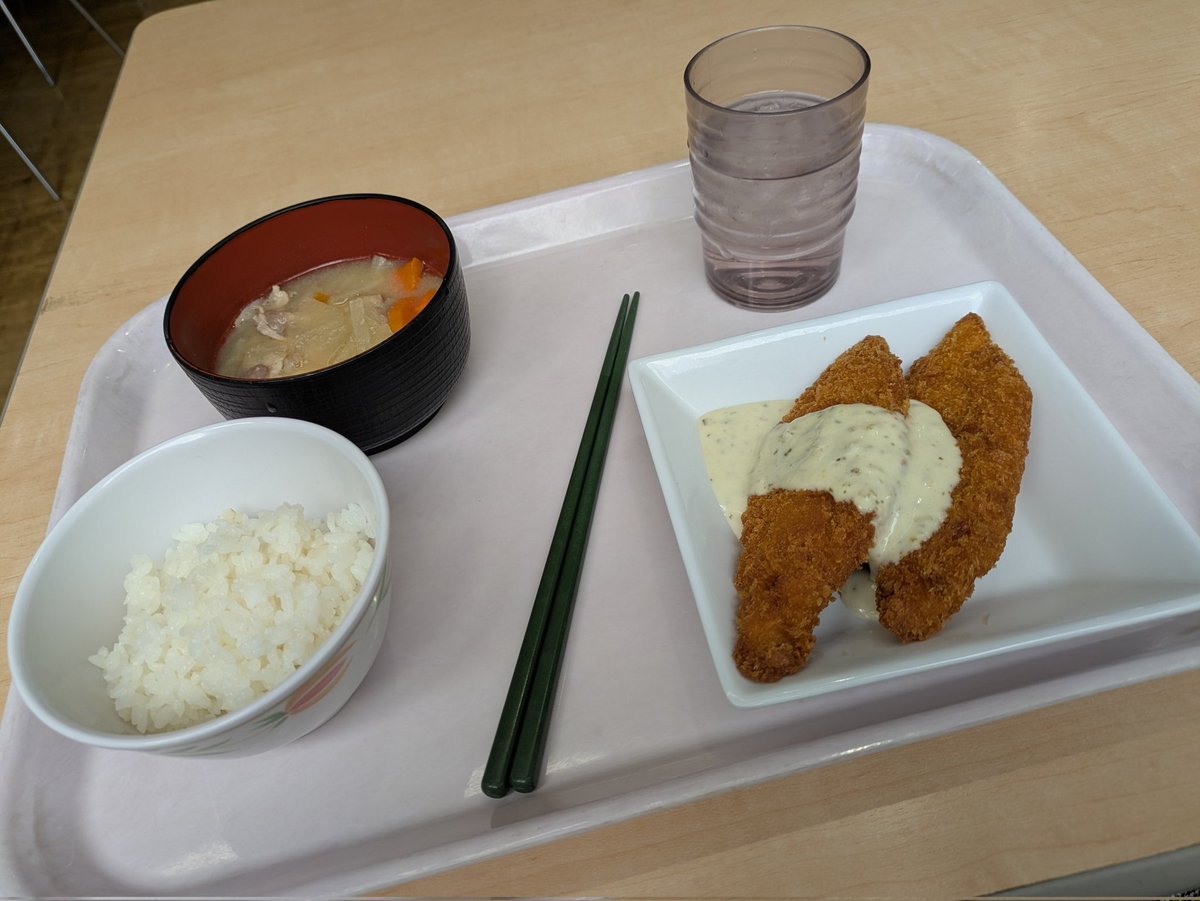 j54854's tweet photo. 生産システム部門講演会で初めての名城大学。学食に来てみたら長蛇の列で諦めかけたんだけどそれはカツカレーの列でそれ以外のメニューにはすぐありつけた。副菜で葉物取ろうと思ったけど無かった。野菜不足 https://t.co/GcZKbc0TpK