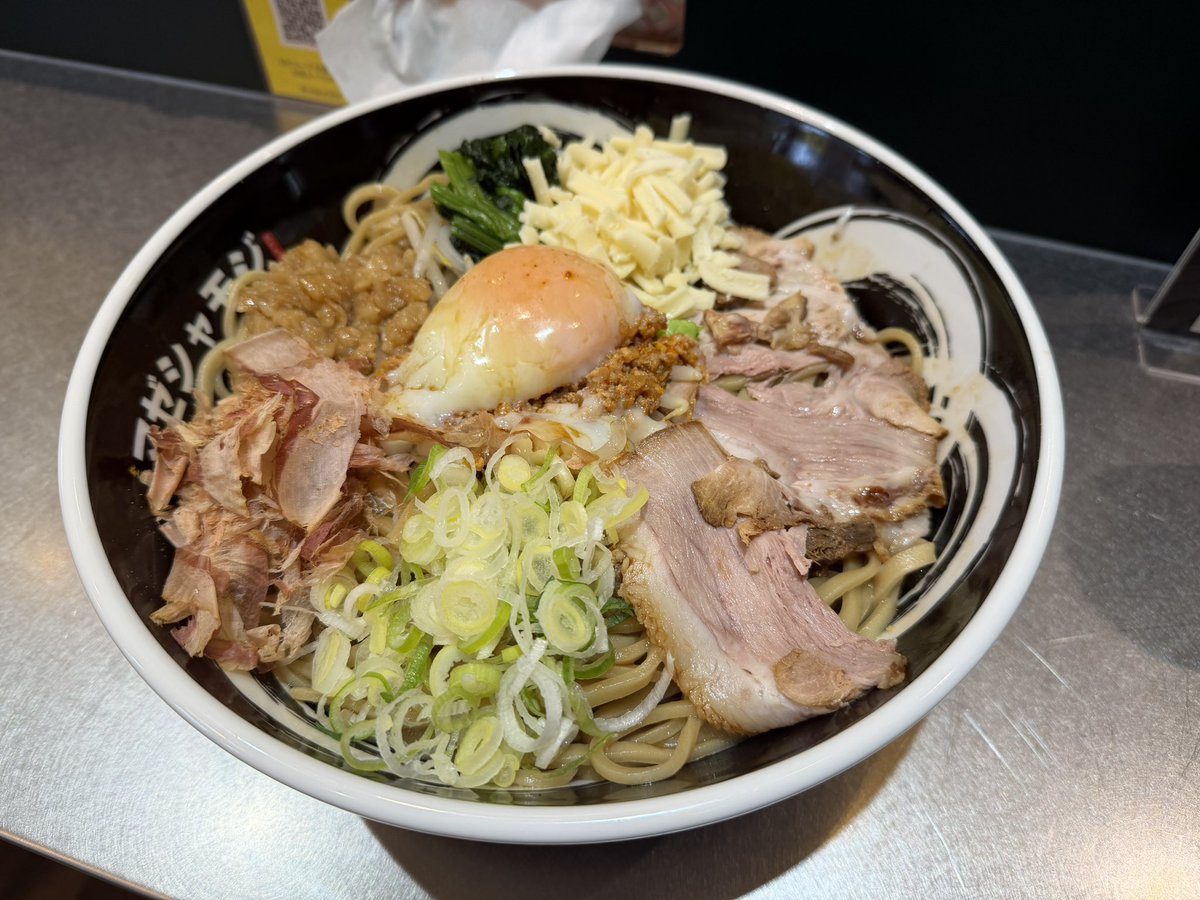 ramenguide's tweet photo. 中央区新和に2月2日オープン！🍜

「マゼシャモジ 新和店」さんで、まぜそば（玉子チーズ入り）を頂いてきました。

ワシワシの極太麺に背脂とチーズのコクが絡んで、まさに中毒性抜群のジャンクな一杯！
卓上の味変アイテムも豊富で、自分好みに「カスタマイズ」する楽しさも最高です👍

詳細はブログで👇
https://t.co/lSPyk69A4O

#新潟ラーメン
#マゼシャモジ
#まぜそば
#新潟
#ramen