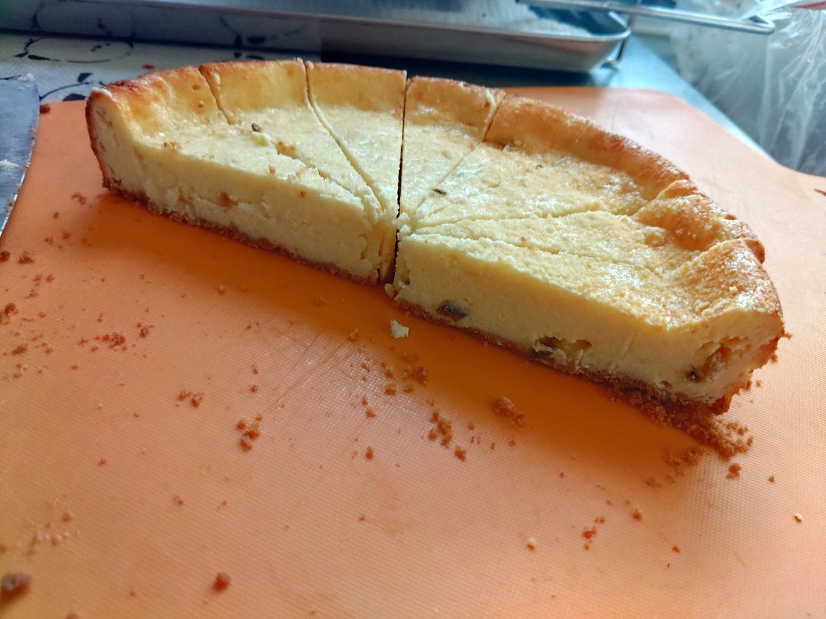 SanKawaguchi's tweet photo. 昨日は陸のシャンプーと久しぶりにチーズケーキを作りました。
愛犬はモコモコ可愛いくなりましたが今週トリミングで痩せてしまいます😆
試作したチーズケーキは同僚に配り予想以上に好評。試作で何を入れたのか教えると驚かれました😁
良き一週間になります様に～☺️
#愛犬
#マルプー
#ケーキ
#隠し味 https://t.co/F3a1pdIDDM