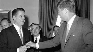 TammiMinoski's tweet image. #OTD 1961: President #JohnKennedy signed Executive Order 10924 establishing the #PeaceCorps. One of the goals of the organization was to help promote a better understanding of peoples of other nations on the part of Americans. #USHistory