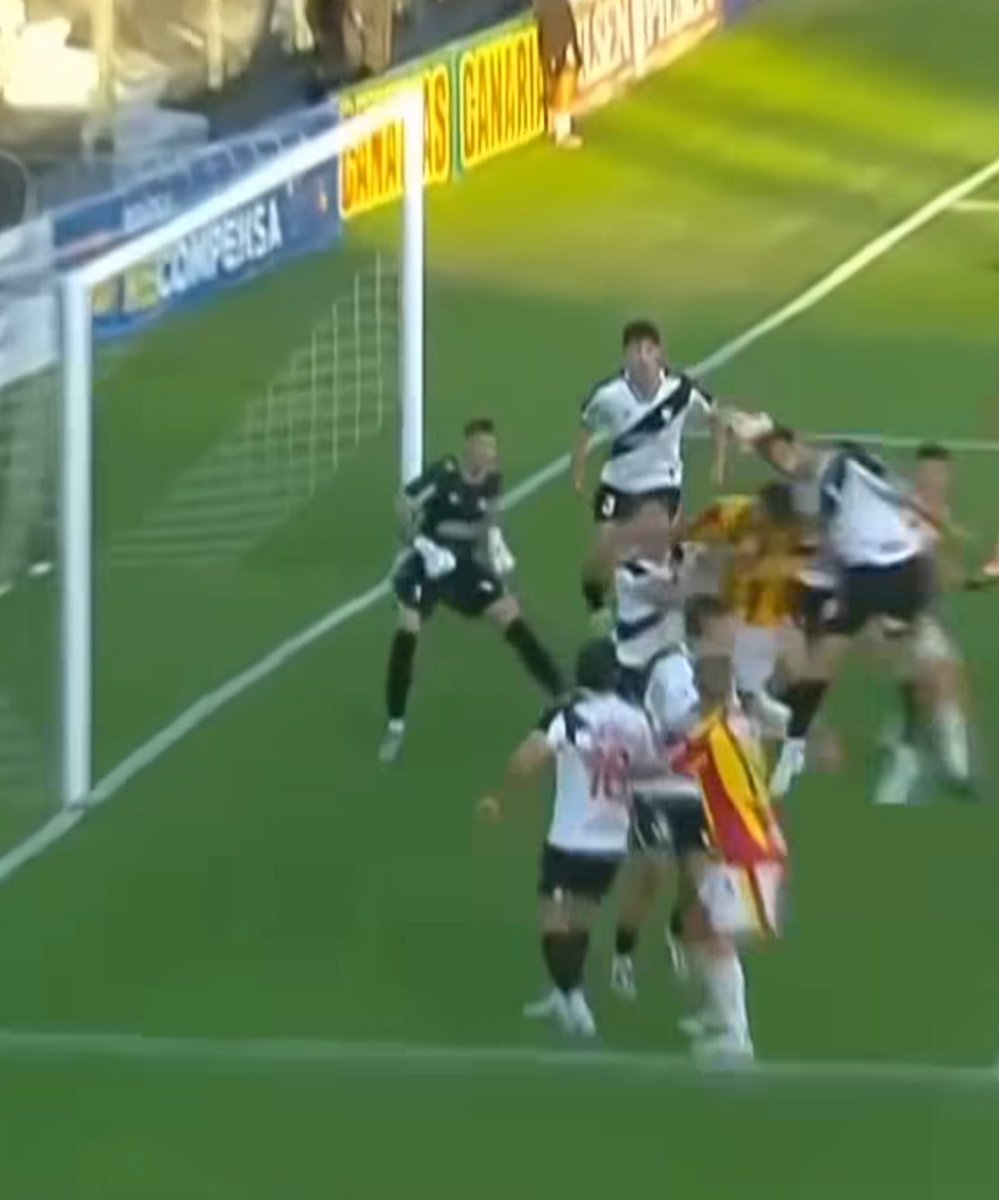 en lo único en lo q puedo pensar cada vez q veo el gol de costantino es que le quedaron secuelas del golpe, realmente inentendible como cabeceas así