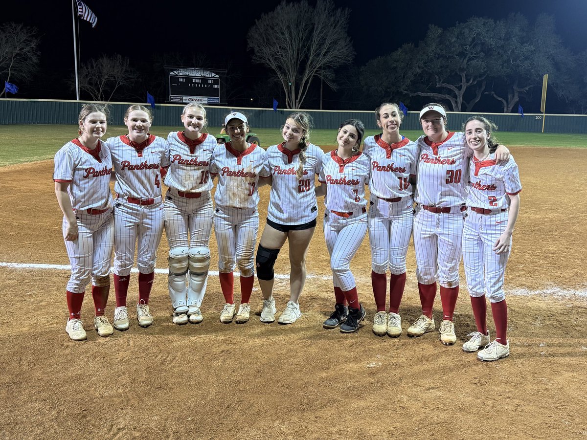 Grace_08catcher's tweet image. Crazy week. New HP coach asked to resign. Pitcher quit. So I did what I had to do for the team. Sore from throwing my first 100 game pitches! Another bomb, #4 out of 14 ABs. #diversity #teamfirst @TxHS_Softball  @BritneyPurser @VypeATX  @ASJSportsATX @LineDsoftball  @Rickyprep