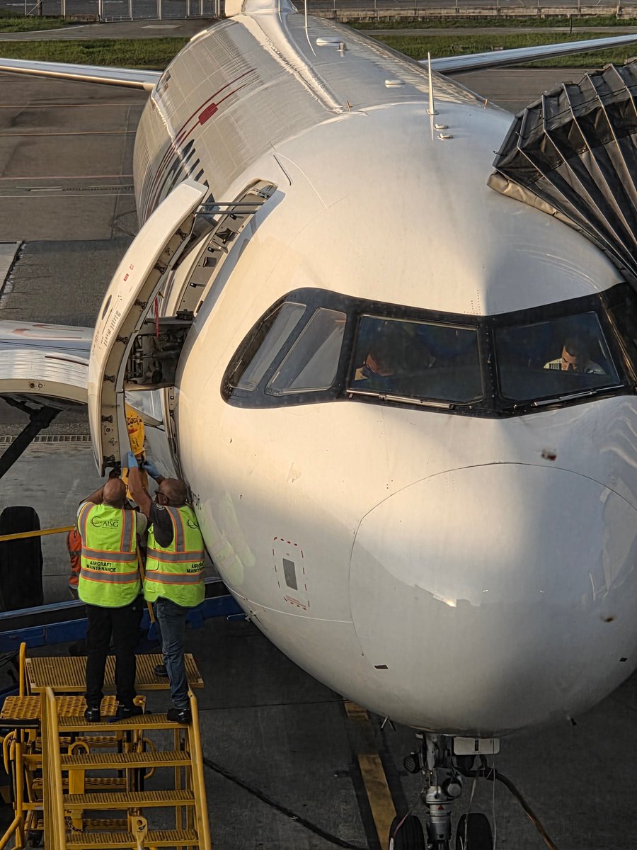Felipousys's tweet photo. @VuelaJetSMART Pesimo servicio.. hicieron volar a una parte del avión  y resto se quedo en Medellin @biobiochile https://t.co/RBv3iu38D2