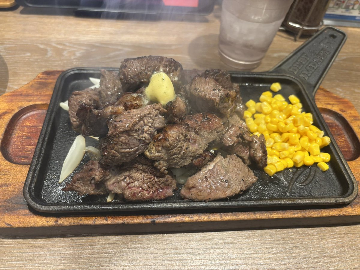 90min5k's tweet photo. 肉そば大盛り食った後だったけど夢のようなステーキ食べ放題イベントやってたから参加。記録1,400g https://t.co/fmN0mIL9qP