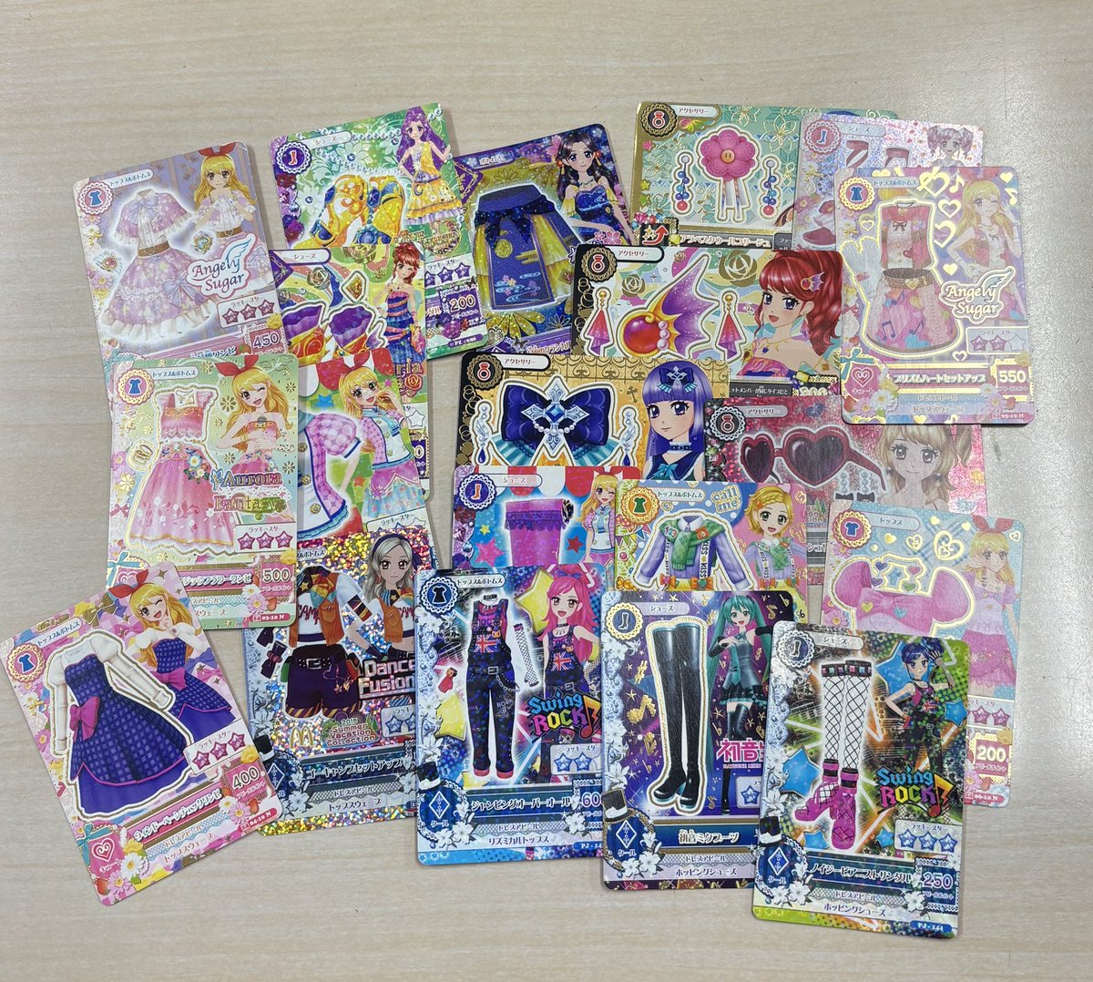 アイカツカード 家で眠ってるやつを 持ってきてくれた会社の人😊 これ