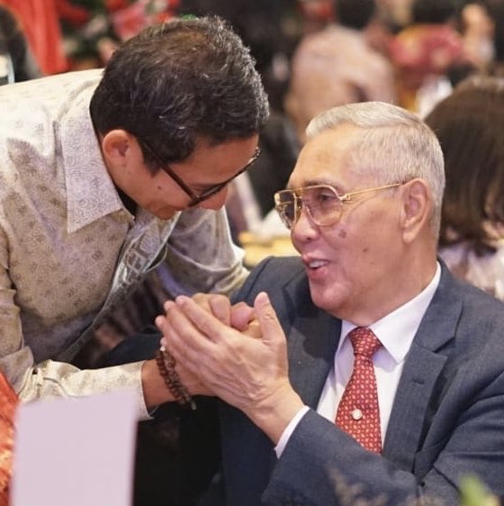sandiuno's tweet photo. Innalillahi wa inna ilaihi raji’un.

Bangsa ini kembali kehilangan seorang teladan. Seorang prajurit yang mengabdikan hidupnya untuk negeri, dan seorang pemimpin yang menunjukkan kerendahan hati dalam memimpin.

Setiap bertemu beliau, yang terasa bukan hanya kewibawaan seorang jenderal, tetapi juga kehangatan seorang orang tua yang selalu memberi nasihat dengan penuh ketulusan.

Warisan terbesar beliau bukan hanya jabatan sebagai Wakil Presiden RI ke-6, tetapi nilai-nilai pengabdian, keteguhan, dan cinta tanah air yang akan selalu hidup di hati bangsa Indonesia.

Semoga Allah SWT menerima amal ibadah beliau dan memberikan tempat terbaik di sisi-Nya.

Selamat jalan, Pak Try. Jasa dan pengabdianmu akan selalu dikenang. 🤲