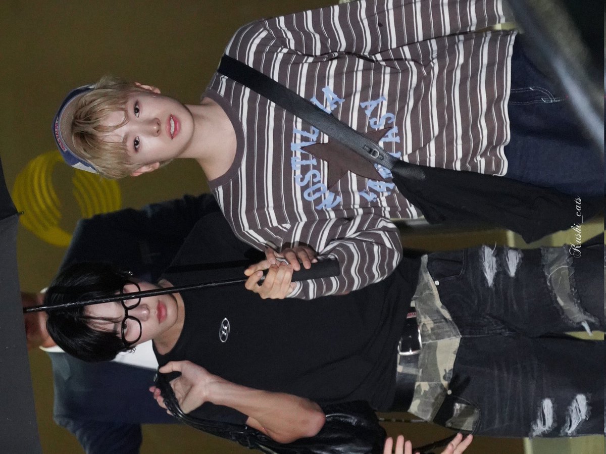 비 와서 우산 가지고 나가면
우산을 빌미로 손 꼭 잡고