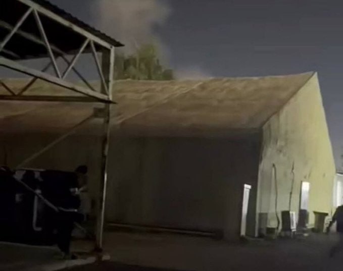 ruswar's tweet image. 🇮🇶🇳🇦⚡️ Three kamikaze drones attacked NATO’s Victoria base at Baghdad airport, according to Naa.

#Iraq #NATO #VictoriaBase #DroneStrike #KamikazeDrones #MiddleEast #BreakingNews