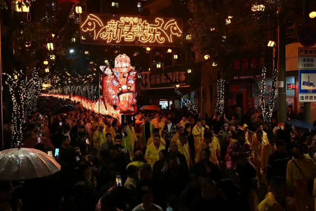 lebronwuao's tweet photo. In the same world, some countries and regions are suffering from war. And China is celebrating the traditional Lantern Festival, immersing in a pleasant and cheerful atmosphere！ https://t.co/rBmr4G9zV9