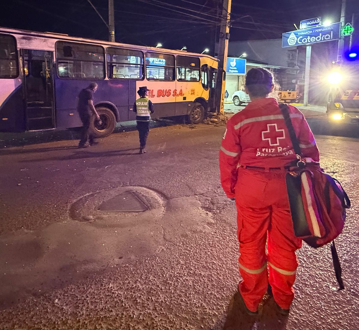 cruzroja_asu's tweet photo. 🚑 Intervenimos en siniestro vial que involucró a unidad de ómnibus que dejó como saldo personas heridas y una columna de @ANDEOficial afectada, en Artigas c/ Tte. Salustiano Moreno.

3 asistidos, 2 en conjunto con @bomberosk2

Somos Cruz Roja, somos Filial Asunción❤️ https://t.co/67Au0YdyOE