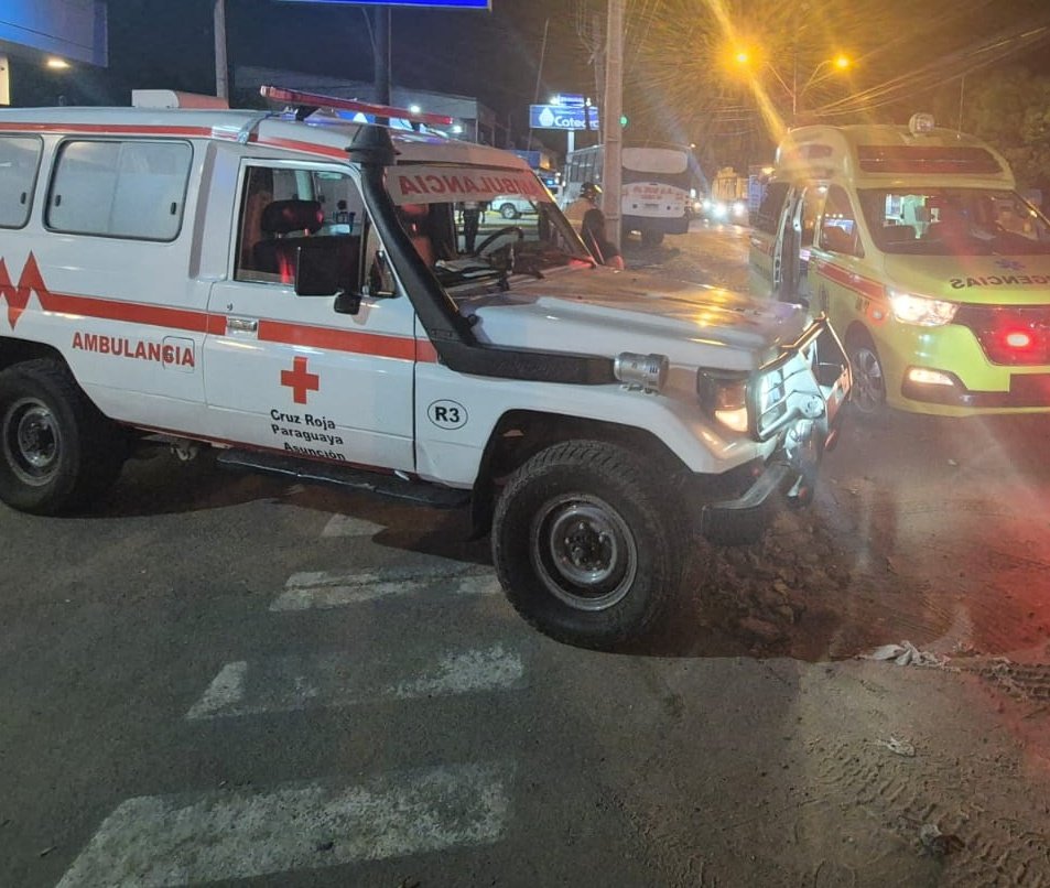 cruzroja_asu's tweet photo. 🚑 Intervenimos en siniestro vial que involucró a unidad de ómnibus que dejó como saldo personas heridas y una columna de @ANDEOficial afectada, en Artigas c/ Tte. Salustiano Moreno.

3 asistidos, 2 en conjunto con @bomberosk2

Somos Cruz Roja, somos Filial Asunción❤️ https://t.co/67Au0YdyOE
