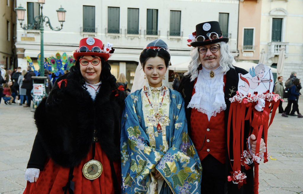 AmazingHanfu's tweet image. A #Hanfu enthusiast joined the vibrant celebration at #VeniceCarnival in Ming-Dynaaty style Hanfu, as the streets of #Venice filled with people from around the world in colorful costumes. (via.Yigechengzhier)