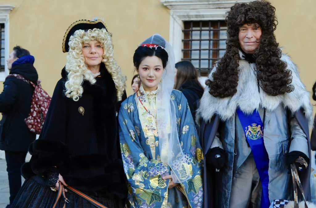 AmazingHanfu's tweet image. A #Hanfu enthusiast joined the vibrant celebration at #VeniceCarnival in Ming-Dynaaty style Hanfu, as the streets of #Venice filled with people from around the world in colorful costumes. (via.Yigechengzhier)