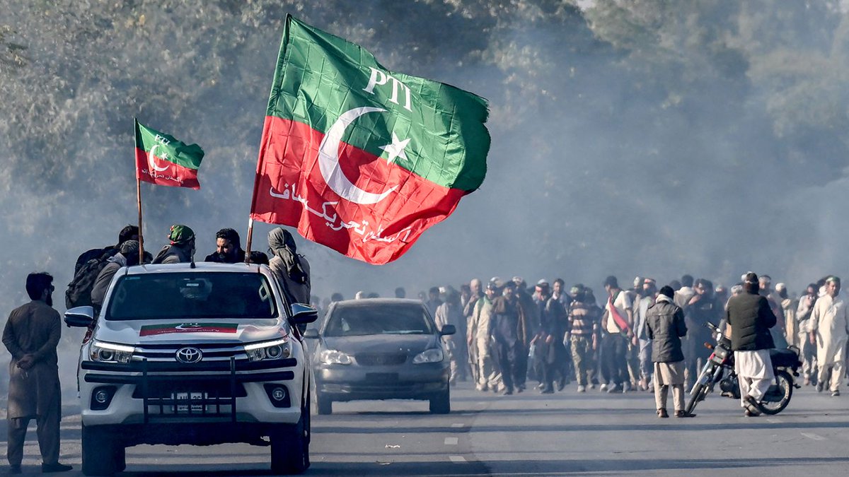 DXcellence001's tweet photo. Streets boiling! PTI supporters march demanding #ImranKhan's immediate release & protesting anti-US sentiment. Lahore to Islamabad – justice for IK! ✊🇵🇰 Who's with them? #ReleaseImranKhan #PTI #AntiUSProtests https://t.co/3LlpQ57KAV