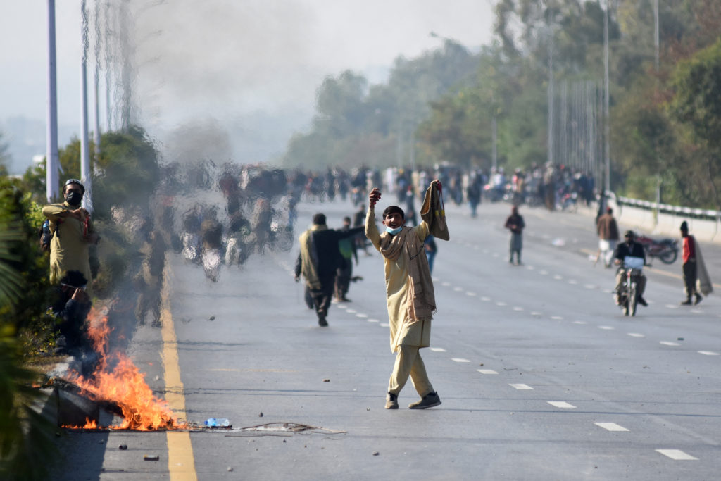 DXcellence001's tweet photo. Streets boiling! PTI supporters march demanding #ImranKhan's immediate release & protesting anti-US sentiment. Lahore to Islamabad – justice for IK! ✊🇵🇰 Who's with them? #ReleaseImranKhan #PTI #AntiUSProtests https://t.co/3LlpQ57KAV
