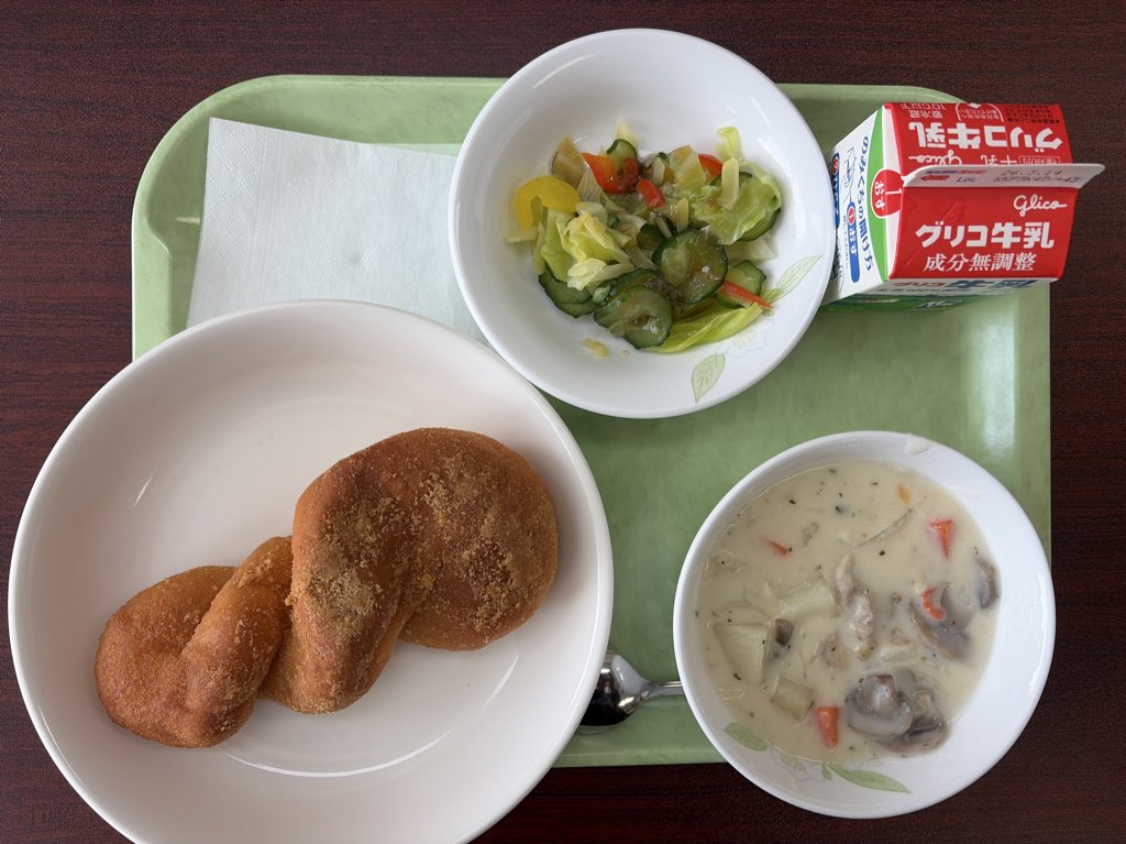 今日の給食 3月2日（月） きなこ揚げパン☆ クリームシチュー