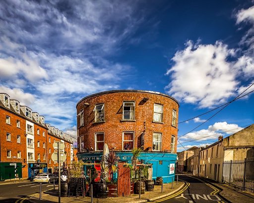 Antony66080183's tweet photo. The geometry of comfort under the endless sky of Limerick. ๐บ๐ธ
#Photography #Architecture #Travel #Cityscape #StreetPhotography #Ireland #DramaticSky #IrishSky #OldTown #VintageVibe #Atmospheric #PhotographyGoals #TravelGram #ArchitectureLover #Limerick https://t.co/RYASMQdyWn