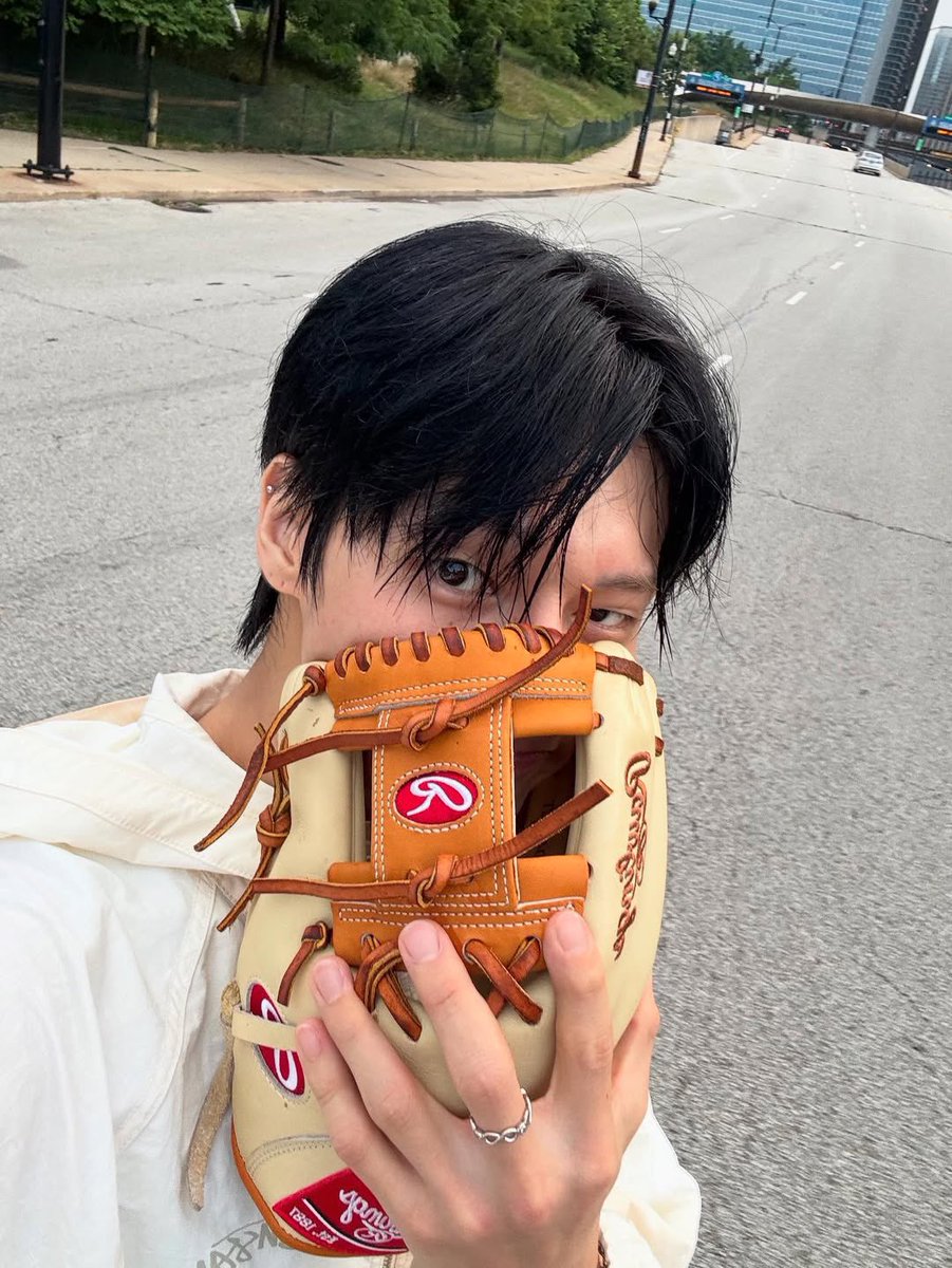 ATEEZ’s Wooyoung will throw the ceremonial first pitch for Team Korea on March 9 against Australia at Tokyo Dome during the 2026 WBC group stage. Article on Naver:

“…The final preliminary game on March 9 against Australia will feature ATEEZ’s Wooyoung. He shared, “I’m both