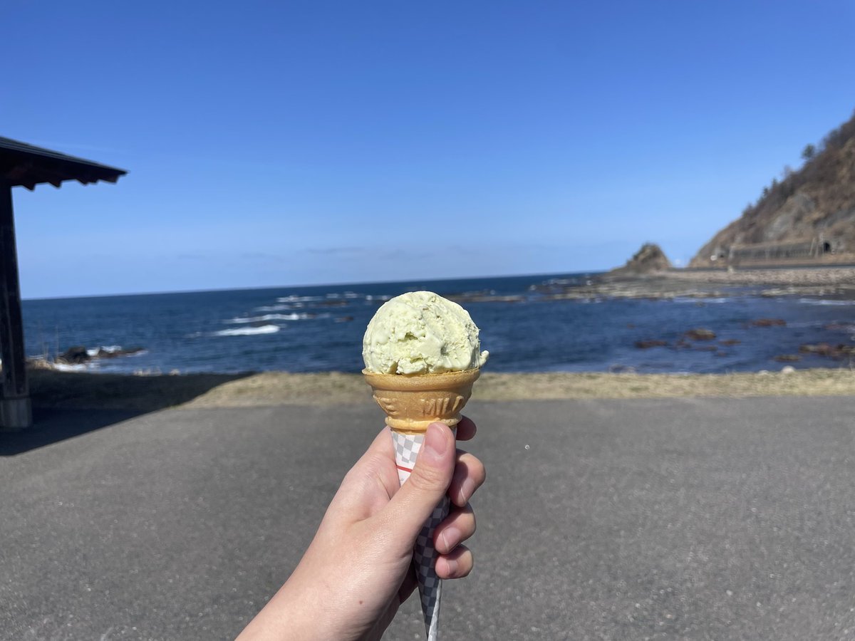 今日、明日と新潟の古町に研修に行ってきます🚗
山形で休憩だったのでだだちゃ豆ソフト食べました🍦

春を感じますね〜🌸🦋