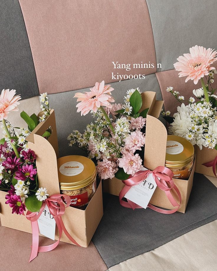 nhaee31's tweet photo. Bingung Cari Hampers buat Lebaran??
List Hampers Lebarann Affordableee!!
KELUARGA, TEMAN, KOLEGA, MERTUA, CAMER, AUTO SUKAAA!!!!
#hampers #rekomendasihampers
#hamperslebaran https://t.co/onZU12V7r1