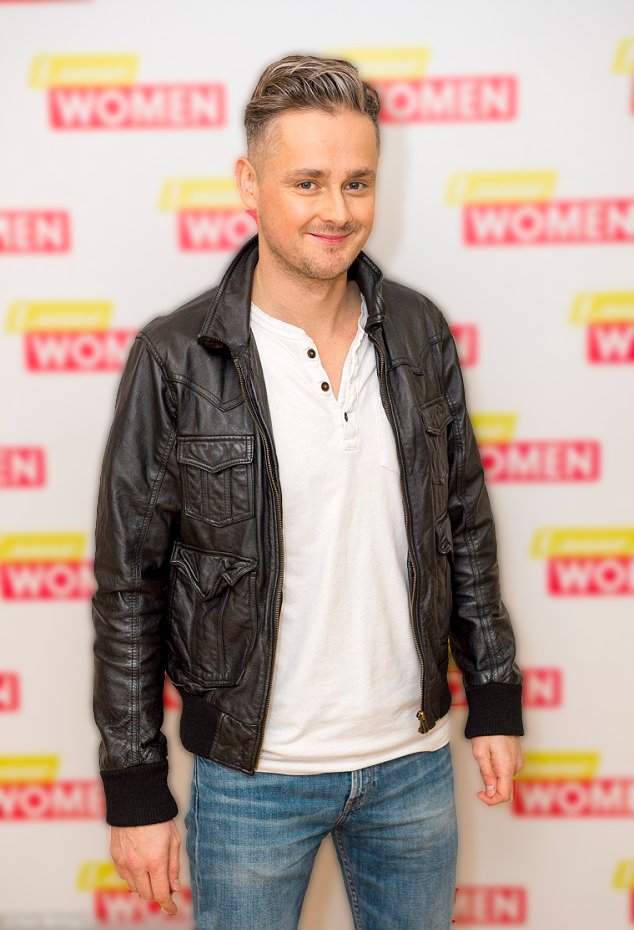 keane_mx's tweet photo. Comienza Marzo (Mes del 😈 de nuestro 🍅)

Y es momento de compartir imágenes previo 🎂 de nuestro Frontman Favorito #TomChaplin 🥰

Compartan cuál es su época o etapa favorita de Tom que lo estaremos contemplando para próximas entregas 🤩

#KeaneMX 💚🤍❤️ https://t.co/S3uyujKyBf