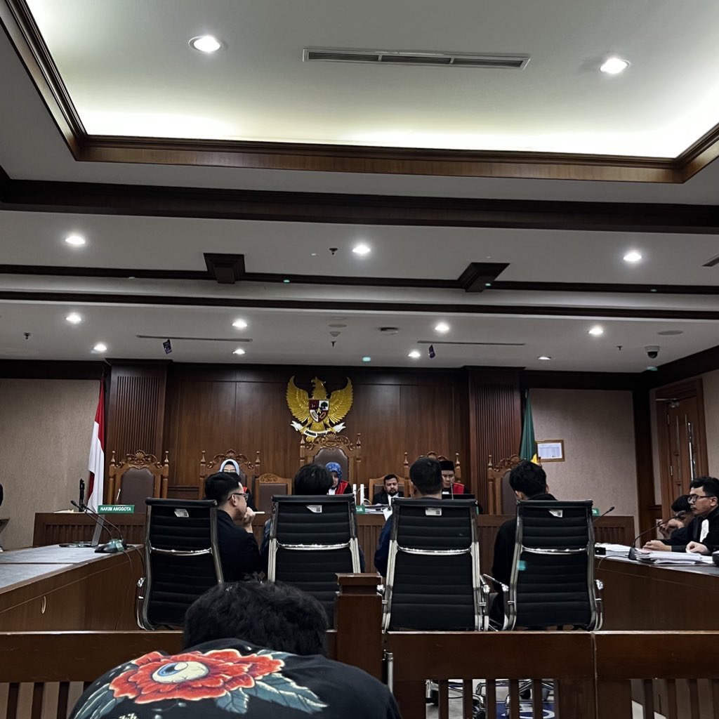 [260302]

𝐓𝐡𝐞 𝐓𝐫𝐢𝐚𝐥 𝐨𝐟 𝐓𝐡𝐞 𝐉𝐚𝐤𝐚𝐫𝐭𝐚 𝟒

703 Tahanan Politik telah dijadikan kambing hitam, diburu dan ditahan di berbagai daerah terkait demonstrasi Agustus 2025. 

Hari ini 4 Tahanan Politik sedang menghadapi sidang dengan agenda pledoi dan penunjukan fakta.