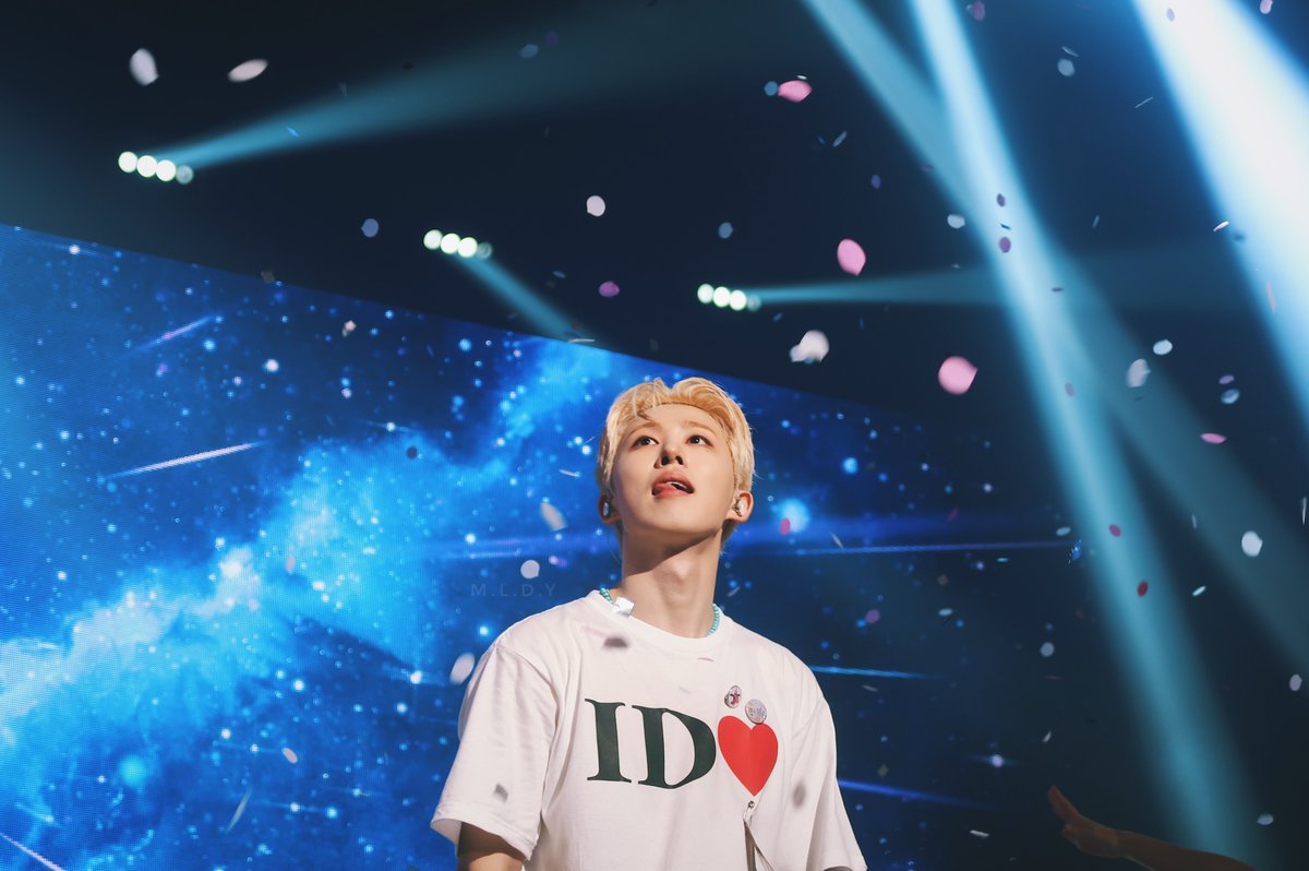 melodysssong's tweet photo. the last parade in seoul vs encore 🥹🌌💕 https://t.co/I9YeGs84Dr