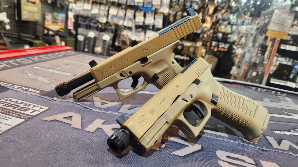 SRC/UMAREX
GLOCK19X MOS CO2/フロン
2種が新入荷❗️

GLOCK正式ライセンス品❗️
TANカラーのG17サイズグリップ＆G19サイズスライドいいですね☺️

MOSプレートが4種付属なのがありがたい😭
アイアンサイトもハイサイトが標準搭載⁉️

14mm逆ネジバレルなので
直ぐにトレーサー等を装着可⭕️

#SFBC