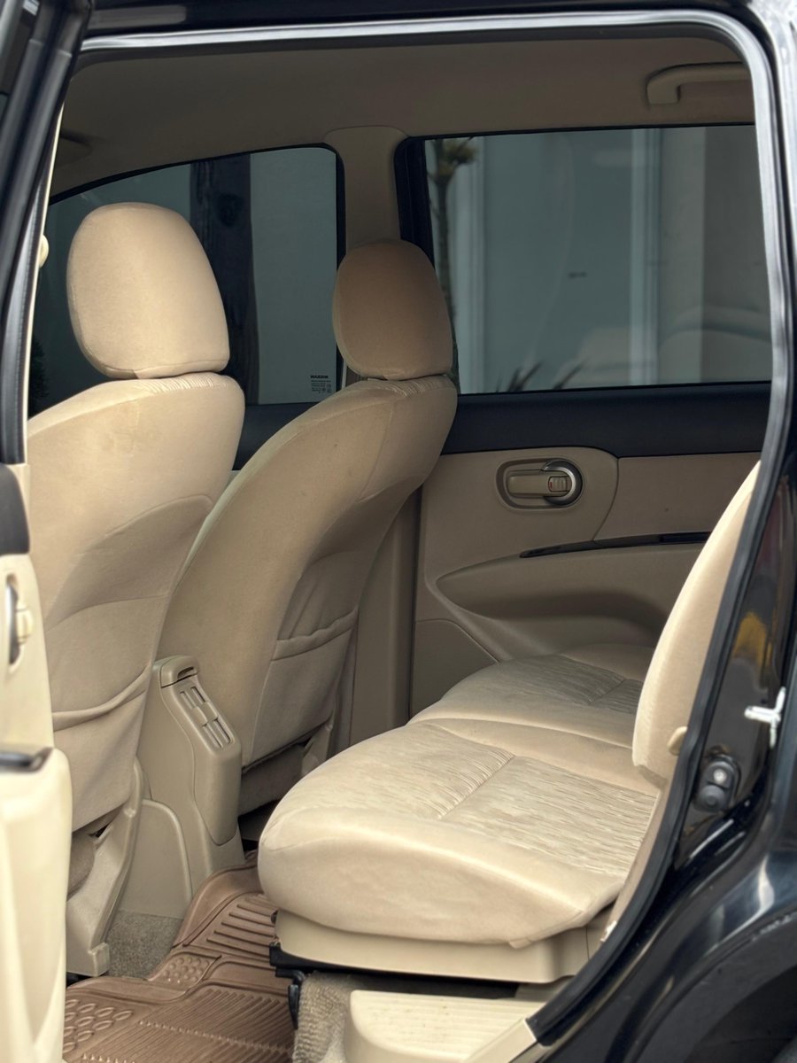 Mobil sek irit puol, bahkan sangking irite nang tanjakan kadang sampe ngos ngosan cenderung ga kuat, wkwkwk

Dibandingkan dengan lawannya kaya pantat yakult &amp; R3, untuk Grand Livina menonjolnya di masalah kenyamanan, konsumsi BBM &amp; Performa RPM menengah-atas alias cok wenak pol