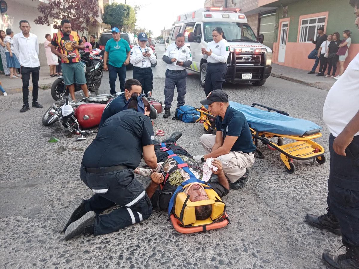 𝗖𝗵𝗼𝗾𝘂𝗲 𝗳𝗿𝗼𝗻𝘁𝗮𝗹 𝗲𝗻 𝗖𝗼𝗹𝗼𝗻𝗶𝗮 𝗺𝗮𝘀𝗰𝗼𝘁𝗮 𝗱𝗲 𝗢𝗰𝗼𝘁𝗹𝗮́𝗻 💥🛵

Cerca de las 17: 00 horas, se registró un percance vial en la colonia Mascota. El incidente involucró a una motocicleta y un automóvil en el cruce de Manuel Martínez y Luis Verdia.
