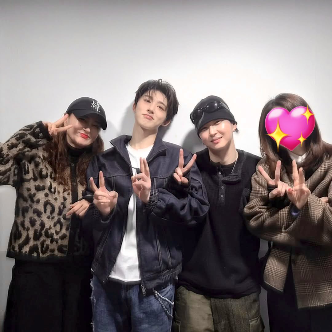131_notes's tweet photo. hanbin’s mom with youngbeen’s mom https://t.co/v7gzu3eGG5
