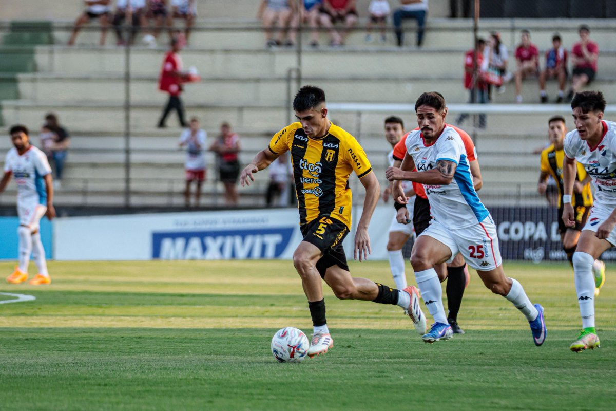 eltoquepy_'s tweet photo. Frenados!! Nacional y Guaraní empataron 1 a 1. Roque Santa Cruz abrió la cuenta para el albo y Richard Torales igualó para el indio. https://t.co/E8KHXWFwXI