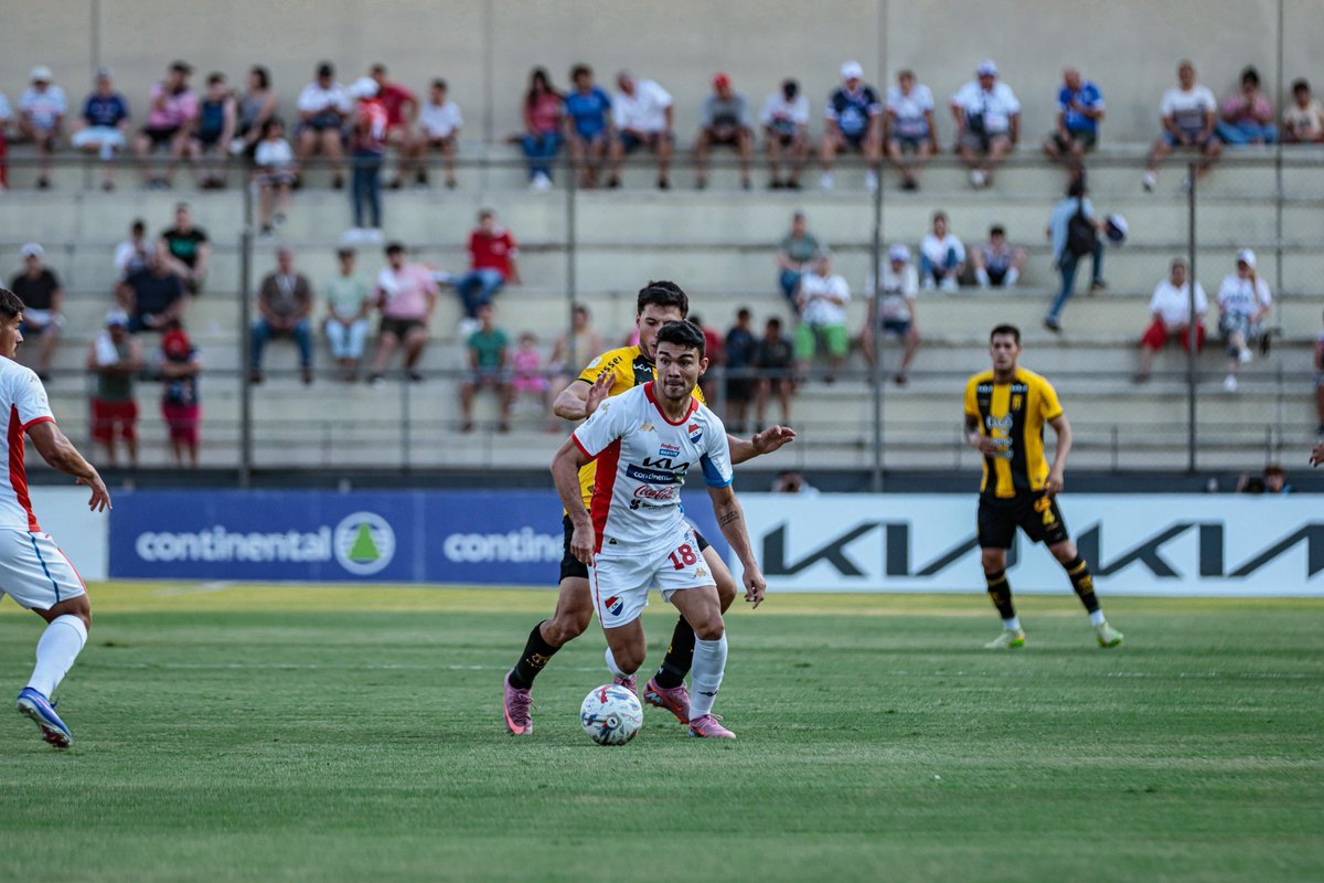 eltoquepy_'s tweet photo. Frenados!! Nacional y Guaraní empataron 1 a 1. Roque Santa Cruz abrió la cuenta para el albo y Richard Torales igualó para el indio. https://t.co/E8KHXWFwXI