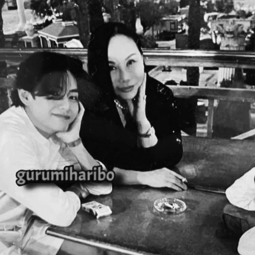 “Is it true that Eva Chun Chow is a sgar mmmy of BTS’s V?”🤔

She Divorced her husband in 2017.