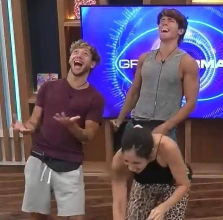 Ghpicante4's tweet photo. Danelik “le dije a luana que era lindo nazareno y se fue y se le tiro , después le dije que era lindo zunnino y se le tiro”

YIPIO : decile que te gusta Eduardo 

 #GranHermano https://t.co/bFGSxCyv3w