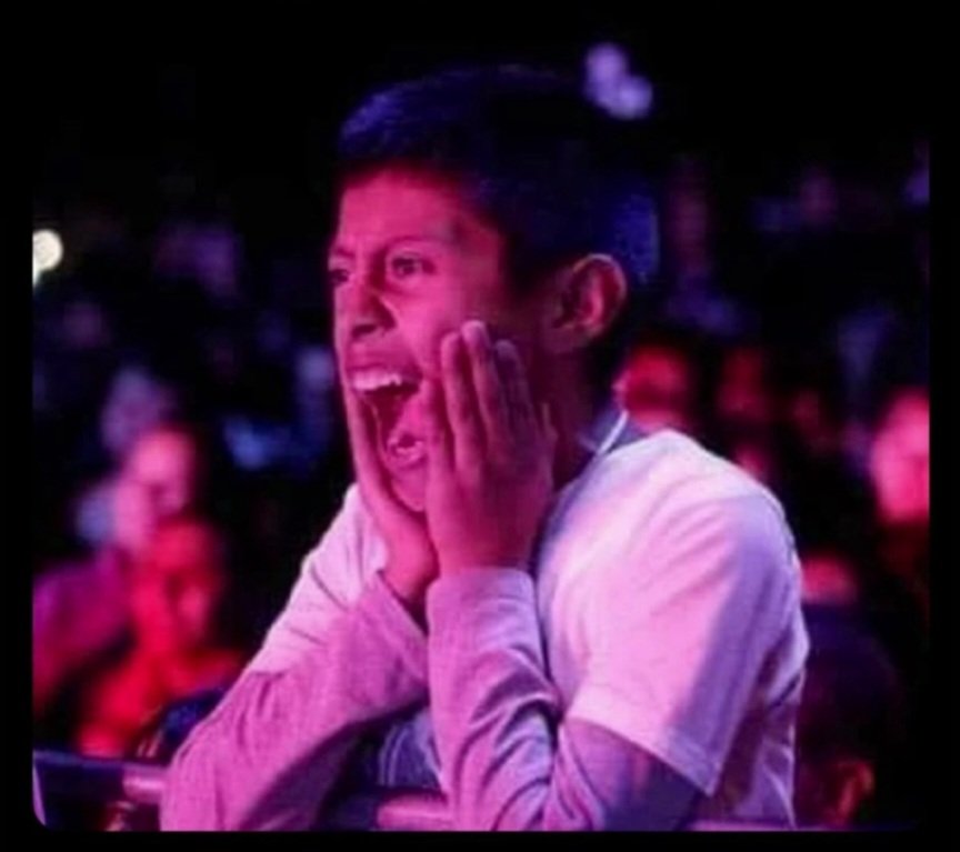 el_chobe's tweet photo. Yo frente a la televisión cantando "ANTOLOGÍA" con @shakira como que fuera parte del medio millón de personas que esta en el Zocalo 🇲🇽 #LMYNLWorldTourZocalo 🐺👑🤩 https://t.co/xoiWRNkQH2