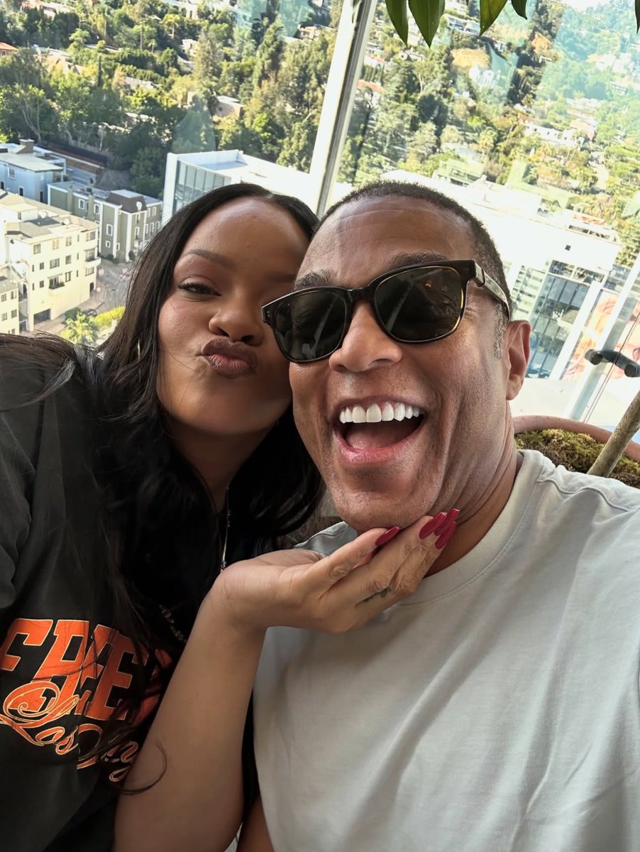Don Lemon shares selfie with Rihanna. https://t.co/0mBHTaMiis