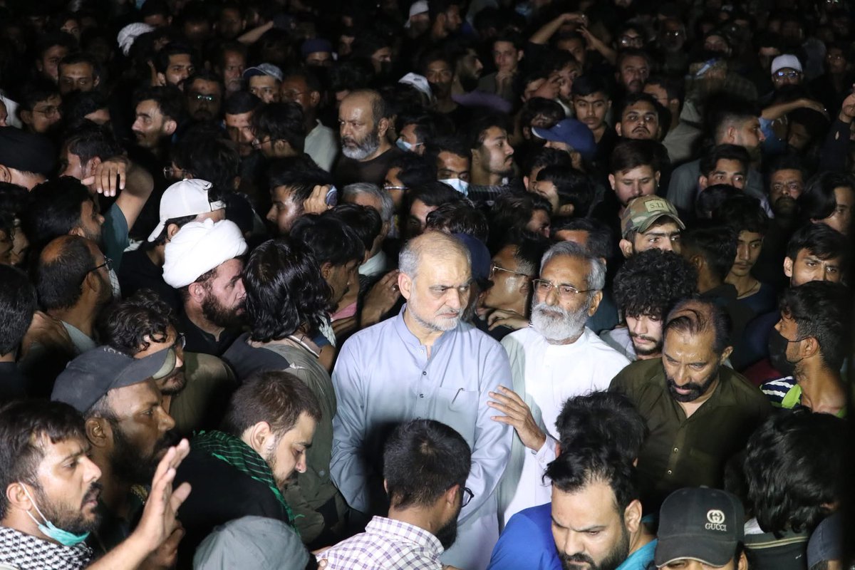 JIPOfficial's tweet photo. کراچی:امیر جماعت اسلامی پاکستان حافظ نعیم الرحمن امریکن قونصلیٹ پر مظاہرے میں شہید ہونے والے افراد کے نمائش چورنگی پر نماز جنازہ میں شرکت اور علامہ شہنشاہ نقوی و دیگر علماء سے ملاقات،اظہار افسوس اور دکھ کا اظہار-

 #Khamenei #IranWar  #Isreal #Iran https://t.co/b9LUF09oaf