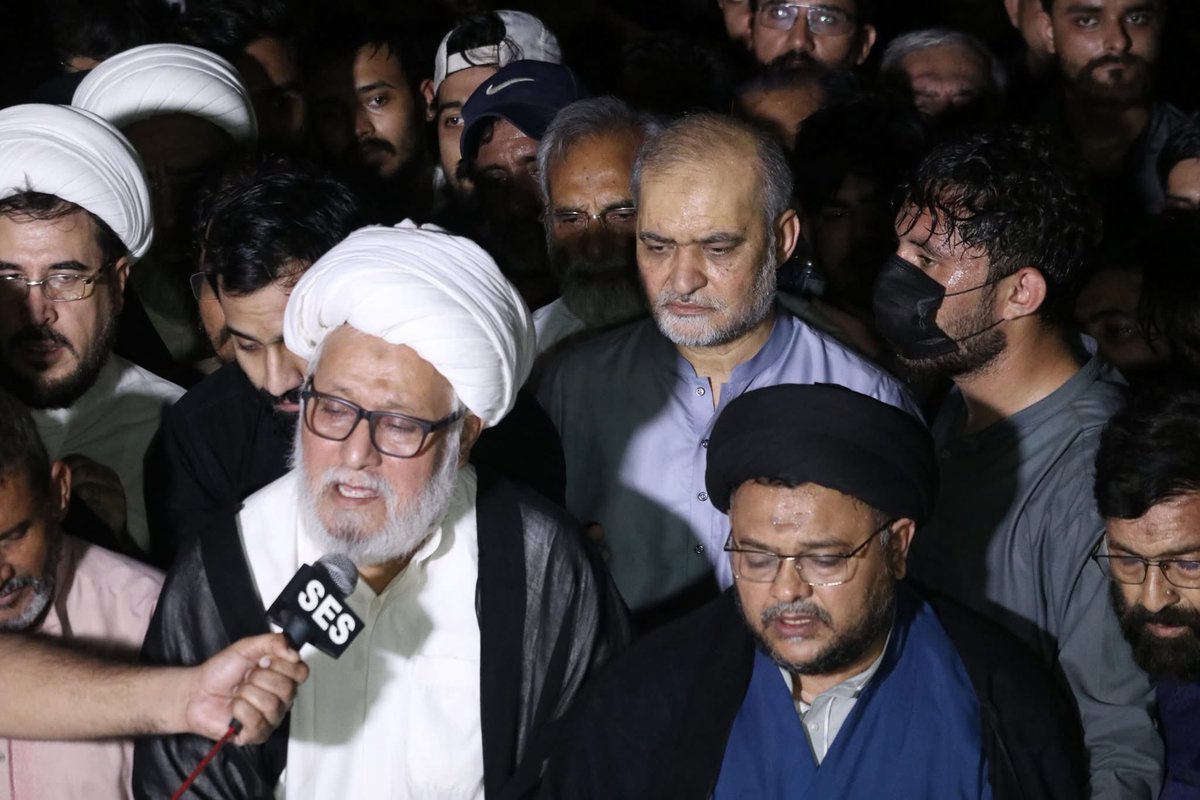 JIPOfficial's tweet photo. کراچی:امیر جماعت اسلامی پاکستان حافظ نعیم الرحمن امریکن قونصلیٹ پر مظاہرے میں شہید ہونے والے افراد کے نمائش چورنگی پر نماز جنازہ میں شرکت اور علامہ شہنشاہ نقوی و دیگر علماء سے ملاقات،اظہار افسوس اور دکھ کا اظہار-

 #Khamenei #IranWar  #Isreal #Iran https://t.co/b9LUF09oaf