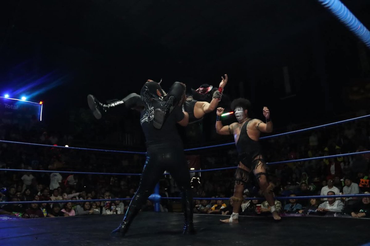 LaTijeraLucha's tweet photo. Caliente y ardiente rivalidad de puro orgullo en Neza🔥
En un dura y s4ngri3nt4 batalla, #TaqueroMalditoJr, #CanibalJr y #Diagonal salen con el triunfo luego de la descalificación por faul de #LobitoI que fue respaldado por su manada de #LobitoII y LobitoIII... https://t.co/QHmXq5GUmB