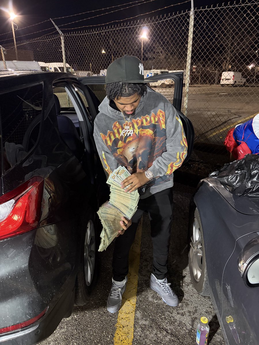 1008grams1's tweet photo. U gon die Lit or u gon die Broke ? https://t.co/Ft7KWXs7HG