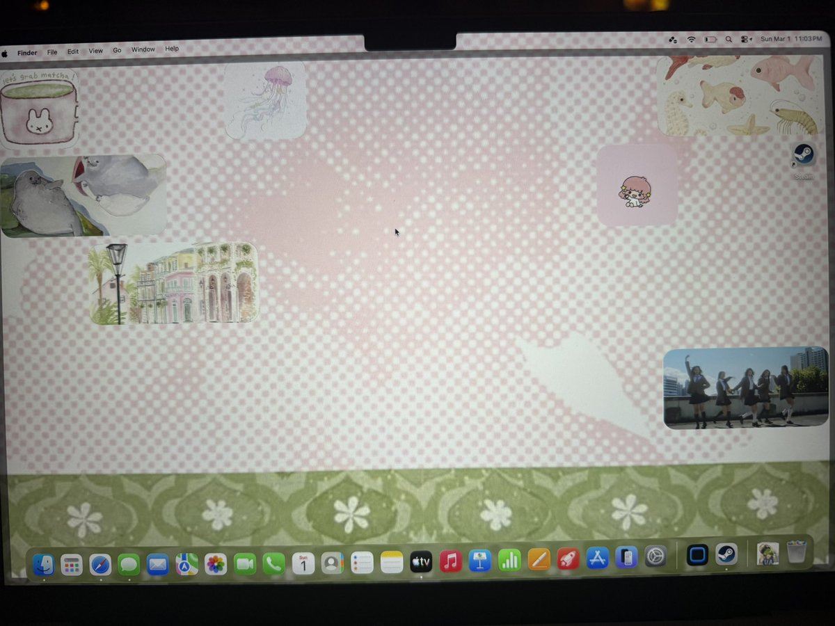 B1ush_bun10's tweet image. I lost my new Chromebook so much