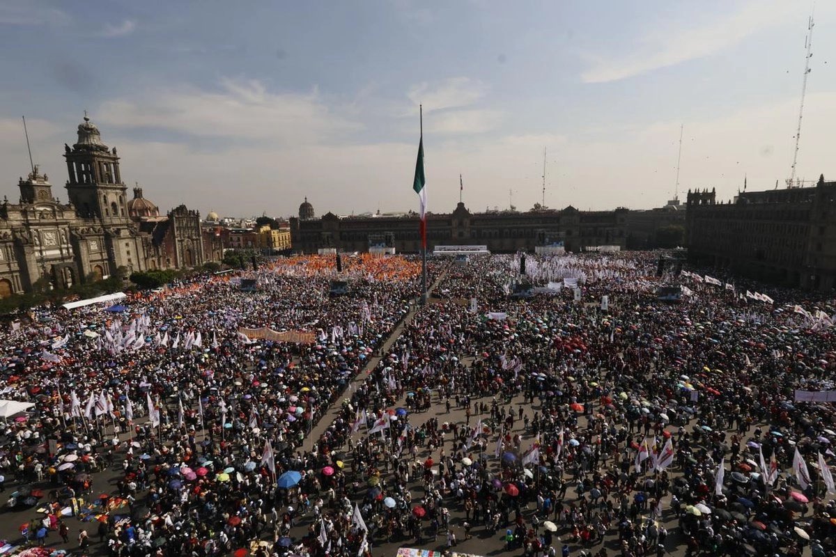 EIJefeDiego's tweet photo. Pregunta seria:

Con Shakira: 400 mil.
Con Sheinbaum: 600 mil.

¿El Zócalo tiene modo concierto y modo informe… o modo narrativa? https://t.co/XilgQ6vEho